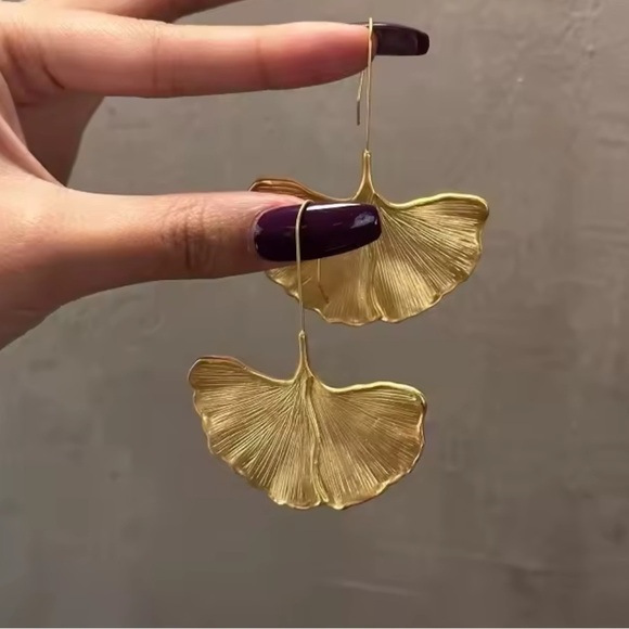 NEW ZARA  Gold Leaf Earrings - Picture 4 of 13